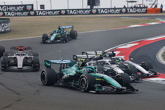 Espremidos no pelotão, companheiros de equipe da Cadillac se tocam nas primeiras curvas em Xangai
