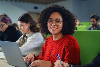 Os cursos profissionalizantes oferecem aprendizado objetivo e aplicado, fortalecendo habilidades e ampliando possibilidades em diferentes áreas profissionais