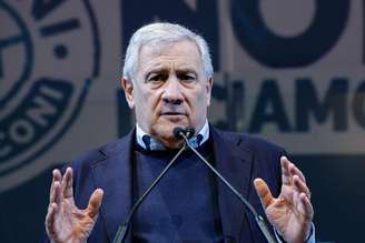 Antonio Tajani durante comício em Roma