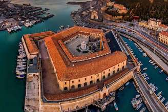 Vista aérea do centro cultural Mole Vanvitelliana, antigo estação de quarentena em Ancona, na Itália