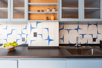 Figuras marcantes na arquitetura de interiores, os revestimentos são responsáveis por deixar os ambientes mais leves e graciosos Projeto: Mari Milani |