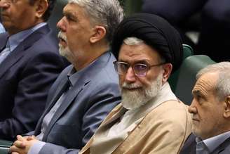 Esmail Khatib (ao centro) era ministro da Inteligência desde 2021