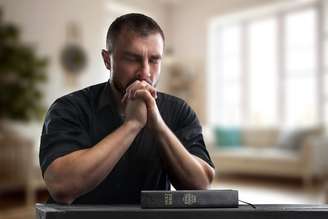 A Páscoa é um convite para desacelerar, refletir e se reconectar com Deus, e a oração se torna um caminho para renovar a fé