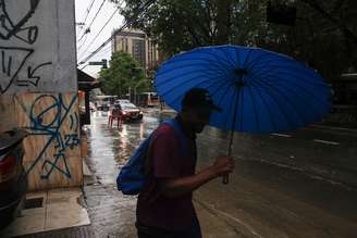 Inmet alerta para risco de temporais, alagamentos e queda de galhos de árvores em várias áreas do Brasil.