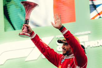 Hamilton no pódio da China: Primeiro troféu pela Ferrari e a confirmação do retorno à sua melhor forma