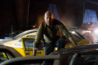 Cena do filme 'Duro de Matar 4.0', com Bruce Willis; ator hoje sofre de demência