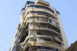 Milhares de pessoas também foram forçadas a deixar suas casas no país