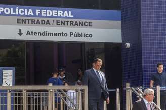 O advogado Frederick Wassef, deixando a sede da Policia Federal após prestar depoimento sobre o caso das joias em 2024.