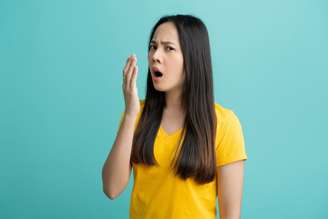 Identificar a causa correta do mau hálito é essencial para resolver o problema