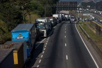 Fila de caminhões em rodovia do Brasil durante a greve de 2018