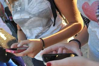 Segundo Unesco, 58% dos países proíbem uso de celulares nas escolas