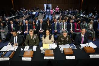 Tulsi Gabbard em audiência no senado
