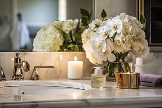 Investir na decoração do banheiro vai mudar sua experiência nesse espaço: aposte em flores, velas perfumadas e acessórios graciosos