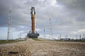 Transporte do foguete SLT até plataforma de lançamento na Flórida