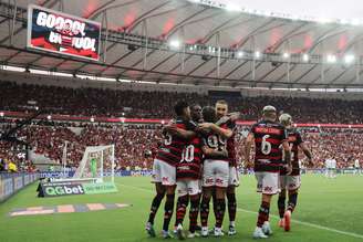 Pais de atleta do Flamengo são vistos em Belo Horizonte. 