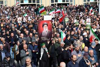 Milhares vão ao funeral de Ali Mohammad Naini, morto em ataque israelense