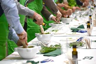 Concorrentes durante disputa do melhor pesto genovês de pilão no mundo