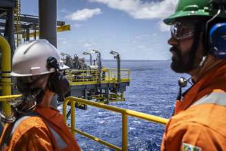 Funcionários da Petrobras na base de Almirante Tamandaré em outubro de 2025