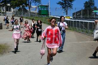 Público correu em direção aos palcos após a abertura dos portões, às 11h