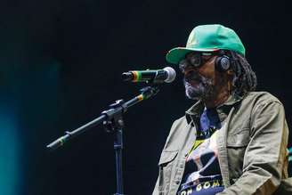 O cantor Edson Gomes se apresenta no palco Flying Fish durante o festival Lollapaloza 2026