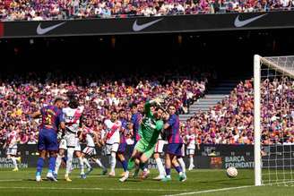 Ronald Araujo (E), do Barcelona, ​​marca o gol do Barcelona na vitória sobre o Rayo Vallecano –