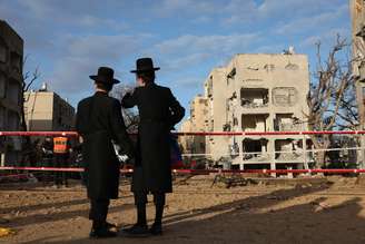 Judeus ultraortodoxos observam área afetada por ataques iranianos em Arad