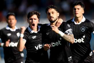 Montoro e Alex Telles comemorando a vitória do Botafogo 