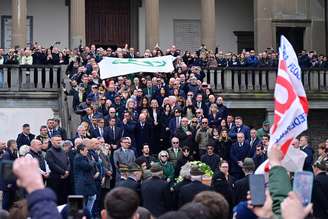 Aplausos e protestos marcaram funeral de Bossi em Pontida