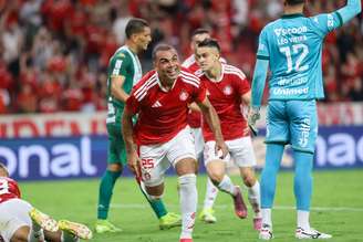 Gabriel Mercado, do Internacional, marca contra a Chapecoense 