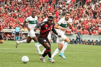 Kevin Viveros, do Athletico-PR, disputa com Jacy e Bruno Melo na Arena da Baixada pelo campeonato Brasileiro