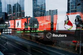 Telão com cotações acionárias em Xangai
02/03/2026. REUTERS/Go Nakamura