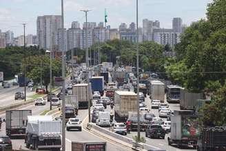 Trânsito na Marginal Tietê, onde a PM localizou dois corpos nesta segunda-feira