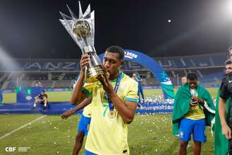 Rayan com a taça de campeão do Sul-Americano Sub-20 