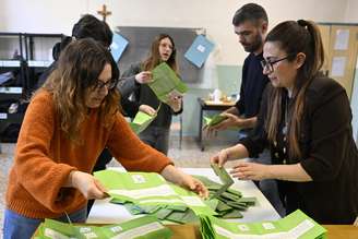 Apuração de referendo constitucional na Itália