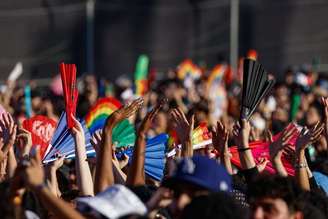 Leques marcam presença no Lollapaloza 2026 no Autódromo de Interlagos, em São Paulo.