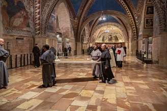 Freis carregam relíquias de São Francisco para depositá-las na cripta dedicada ao santo