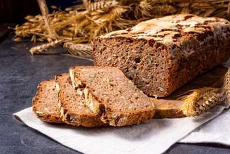 Pão integral com mel e sementes