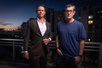 O documentarista Louis Theroux ao lado do influenciador Justin Waller, em cena do documentário 'Por Dentro da Machosfera'