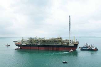 Navio petroleiro FPSO Bacalhau, da Equinor, chega ao Brasil; produção começou em outubro