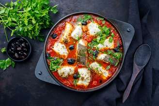 Peixe ao molho de tomate com azeitona