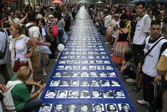 Grande faixa com retratos de pessoas que desapareceram durante a ditadura militar na Argentina