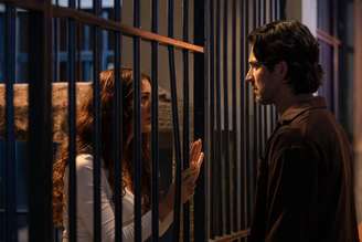 Gerluce (Sophie Charlotte) conta toda a verdade para Paulinho (Romulo Estrela) e o que levou ao roubo das Três Graças.