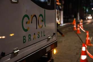 Caminhão da Enel em 18 de dezembro de 2025 durante apagão na capital paulista.
