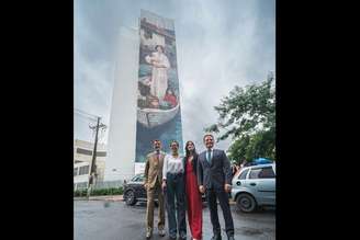 Obra ocupa fachada do edifício que abrigará escritórios do Consulado-Geral