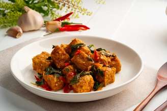 Tofu salteado com manjericão e pimenta