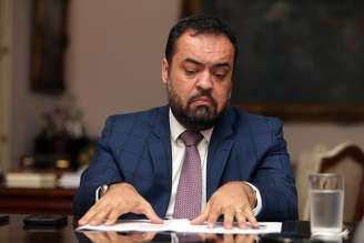 Cláudio Castro durante entrevista na sala do Palácio da Guanabara em 2023