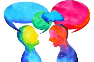 Situação piora em ambientes barulhentos, onde esforço para entender falas ocupa capacidade cognitiva normalmente usada para sustentar poderes de previsão que funcionam como compensação à perda auditiva, o que pode levar a isolamento social e afetar saúde mental, física e cognitiva . Benjavisa Ruangvaree Art/Shutterstock