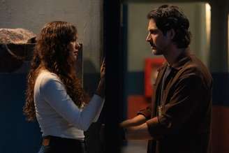 Gerluce (Sophie Charlotte) conta toda a verdade para Paulinho (Romulo Estrela)