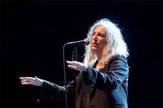 A escritora, cantora e compositora Patti Smith, que completará 80 anos em dezembro de 2026, teve sua recente autobiografia “Pão dos Anjos” lançada no Brasil pela Companhia das Letras. A obra traz memórias da infância e as experiências da "poetisa do rock" a partir da consagração nos palcos.