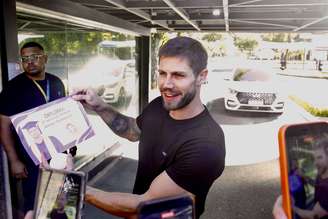 Jonas posa com diploma da quinta série